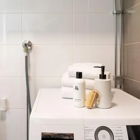 Apartment Centrally Located For Up To 4 *