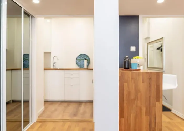 Apartment Centrally Located For Up To 4 *